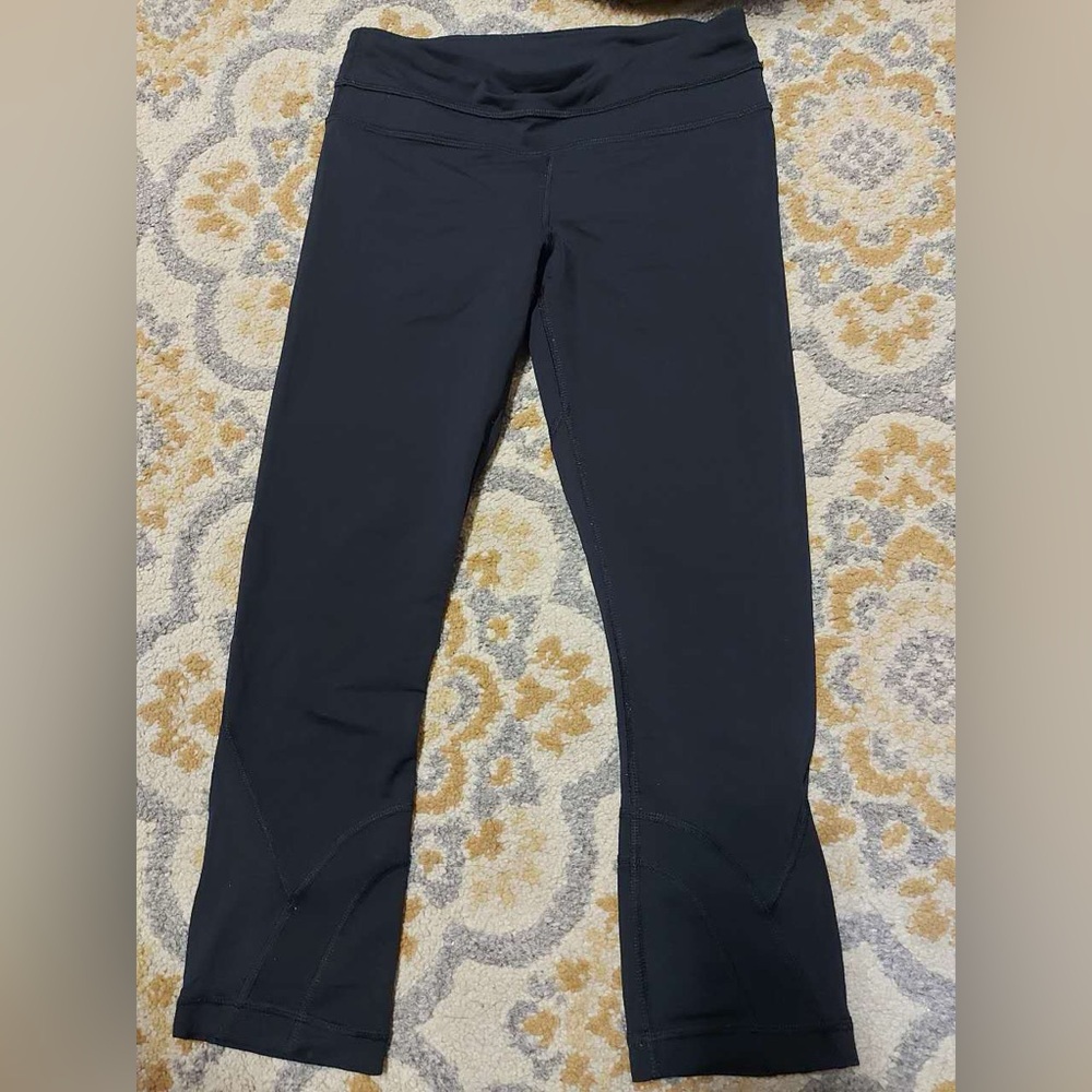 Lululemon black capri leggings